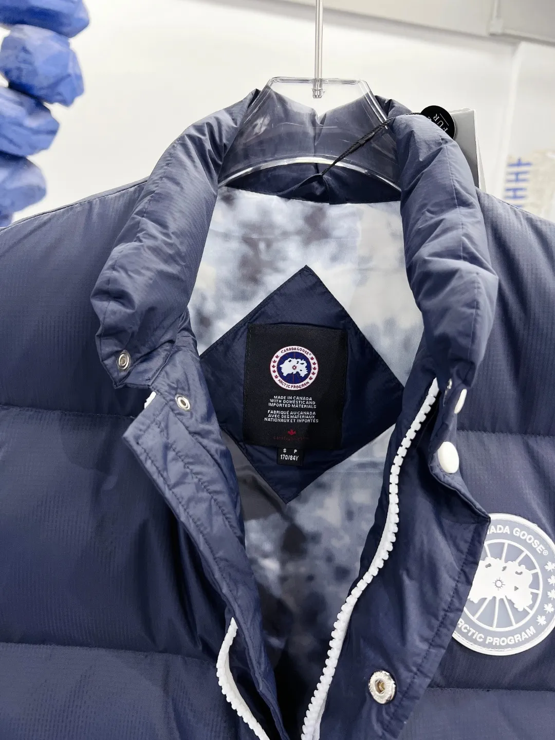 P480 𝗖𝗔𝗡𝗔𝗗𝗔 𝗚𝗢𝗢𝗦𝗘/Canada Goose White Label Glacier Vest Down Jacket Freestyle Vest THEICON This excellent down-filled vest can be freely layered with a variety of clothes, making it a favorite during the changing seasons. It's classic, versatile and provides excellent warmth. The Northern Lights capsule collection is reimagined in rich tones inspired by the stunning colors of Canada's north. The Glacial Haze capsule collection is revamped with a striking and layered color palette that evokes the feeling of being caught in the mist surrounding icebergs and glaciers. The top original replica version refers to the highest version in China (there is no one) (it is a piece of craftsmanship to make a piece of clothing that is ZP when placed in the counter) 1⃣ Made of original custom-made double plain 9500-100% nylon nylon fabric, windproof, waterproof and stain-resistant 2⃣ Filled with national standard Guangzhou Inspection white duck down, the amount of down is more than twice that of ordinary goods.  3⃣The zipper is customized from Yoshida YKK factory, with clear engraving and perfect and smooth texture. 4⃣Collar label, armband, back label, hangtag, complete anti-counterfeiting mark. Color: black, white, mood blue, melted water blue, graphite gray, purple. Size: XS S M L XL XXL